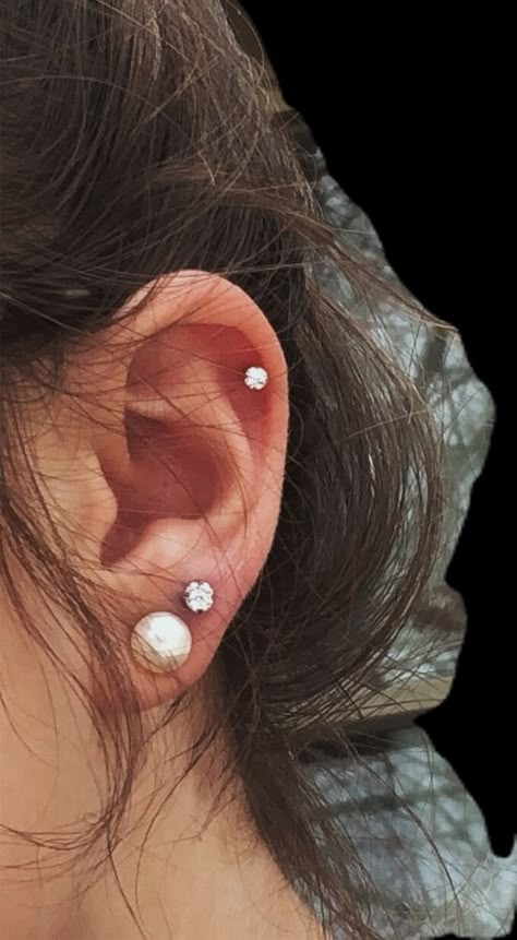 Ear Piercings Cartilage Stud, Top Lobe Piercing, Second And Cartilage Piercing, Cartlodge Piercings, Helix Stud Piercing, Cute Cartilage Piercing, Ear Piercing Cartilage, Helix Ear Piercings, Helix Piercing Stud