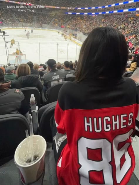 Ice Hockey Girlfriend, Hockey Wags Aesthetic, Nhl Game Outfit, Hockey Wag, Hockey Sweater, Hockey Wife, Hockey Girlfriend, Nhl Playoffs, Ice Hockey Players