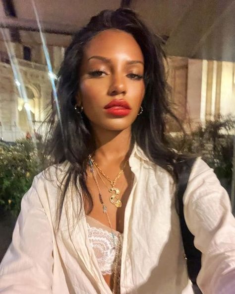 SAVANNAH on Instagram: "blurry hot in roma" Savannah Lee Smith, Savannah Smith, Gossip Girl Reboot, Beatiful People, Brown Skin, Girl Icons, Gossip Girl, Pretty Woman, Savannah