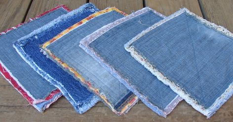 Denim Potholders, Potholder Diy, Denim Placemats, Diy Old Jeans, Sewing Jeans, Trendy Sewing Projects, Denim Crafts Diy, Quilted Potholders, Blue Jeans Crafts