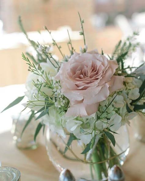 Low centerpiece with quicksand roses, hydrangea ginestra eucalyptus Rose Bowl Centerpiece, Hydrangea Simple Centerpiece, Small Hydrangea Centerpiece, Easy Hydrangea Centerpiece, Hydrangea Small Centerpiece, Small White Hydrangea Centerpiece, Small Flower Centerpieces, Modern Floral Centerpieces, Carnation Centerpieces