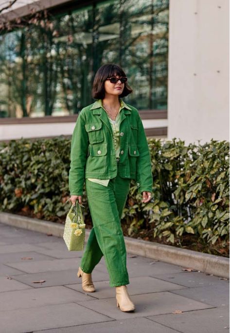 London Fashion Week Street Style, London Fashion Weeks, Street Style Trends, Style Fall, Autumn Street Style, Green Outfit, Green Pants, Fashion Week Street Style, Street Style Looks