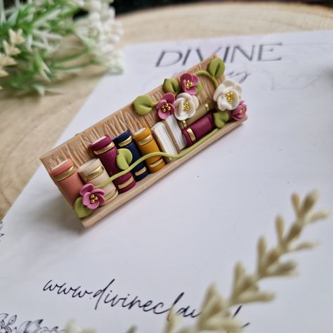 Introducing the Unique Clay Bookshelf Hair Clip - the perfect combination of functionality and artistic creativity. This hair clip is handmade with care and love using high-quality clay material, making it durable and long-lasting. Featuring a unique bookshelf design, this hair clip adds a touch of elegance and sophistication to any outfit. It is perfect for both casual and formal occasions, providing a great way to keep your hair stylishly in place. The clip is lightweight and easy to use, ensu Book Worm Gifts, Polymer Clay Kunst, Clay Hair, Book Lover Gifts, Handmade Hair Accessories, Fimo Clay, Gifts For Bookworms, Book Worm, Polymer Clay Projects