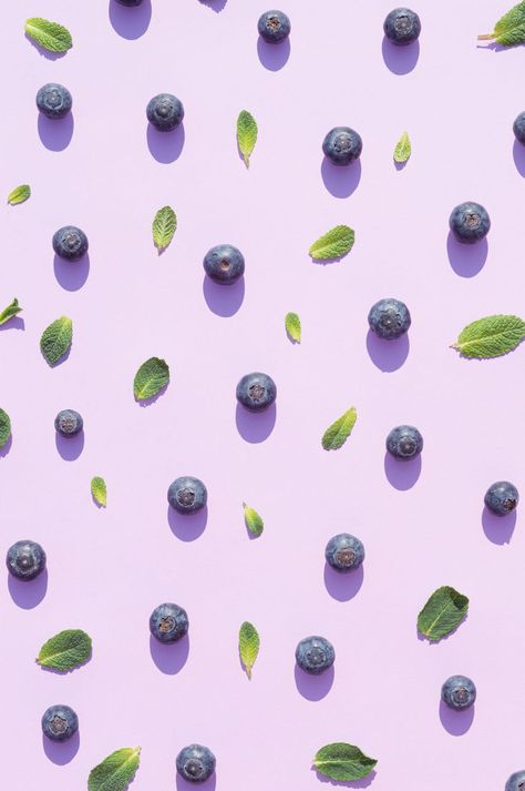 Blueberries and mint leaf arranged in a pattern on a purple background. Berry fruit wallpaper. Blueberries Background, Blueberries Wallpaper, Blueberry Background, Berries Aesthetic, Berry Background, Om Ali, Berry Aesthetic, Berries Illustration, Blueberry Wallpaper