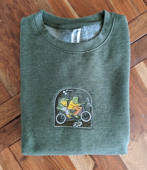 Frog Sweater, Cute Frog, Embroidered Crewneck, Frog And Toad, Embroidered Sweater, Embroidered Sweatshirts, Cool Clothes, Halloween Funny, Look Cool