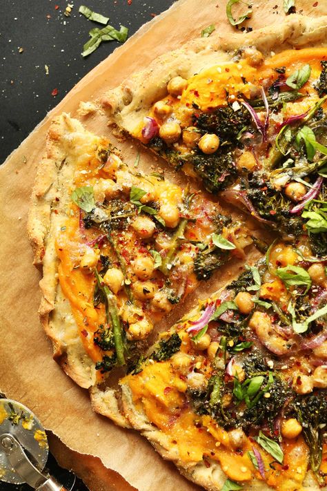 Vegetarian Pizza Recipe, Pizza Healthy, Dairy Free Pizza, Butternut Squash Sauce, Vegan Pizza Recipe, Minimalist Baker, Veggie Pizza, Vegetarian Pizza, Vegan Pizza