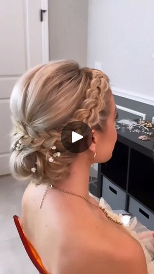 Wedding Side Braid, Side Braid Wedding, Updo Videos, Tutorial Braids, 2 Braids Hairstyles, Side Braids For Long Hair, Braid Front Of Hair, Junior Bridesmaid Hair, Messy Bun Updo