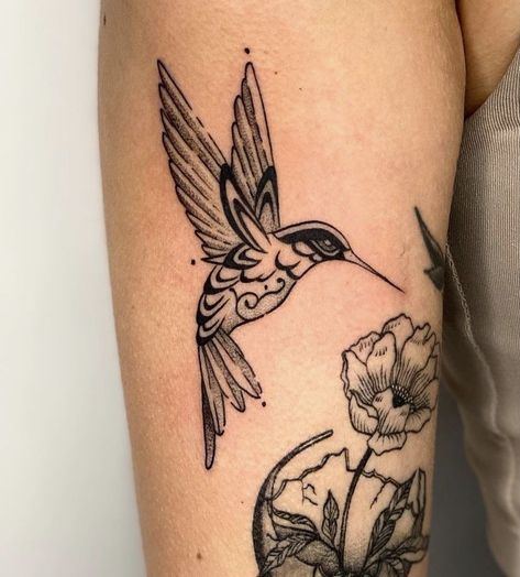 Blackwork Hummingbird Tattoo, Hummingbird Patchwork Tattoo, Bird Hip Tattoos Women, Humming Bird Traditional Tattoos, Traditional Style Hummingbird Tattoo, Retro Tattoos For Women, Hummingbird Tattoo Traditional, American Traditional Hummingbird Tattoo, Traditional Patchwork Tattoo Sleeve