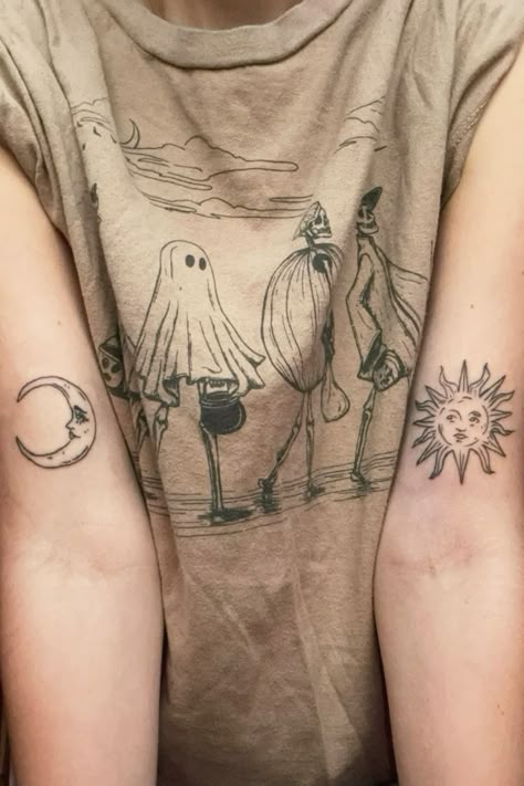 Moon And Sun Tattoo Seperate, Cute Matching Tattoos Friends, Sun And Moon Witch Tattoo, Sun And Moon Tattoo On Arm, Sun Moon And Flower Tattoo, Sun Moon Knee Tattoo, Sun Moon Hand Tattoo, Moon Phases Hand Tattoo, Matching Sun And Moon Tattoo Friends