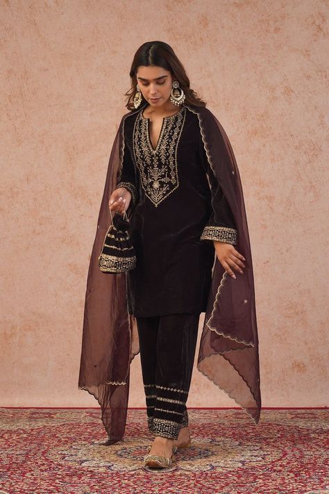 Velvet Salwar Designs, Brown Suits Women's Indian, Velvet Salwar Suit Designs, Brown Indian Outfit, Velvet Suit Designs Indian, Velvet Suit Ideas, Velvet Suits Design Women, Dress Ideas Pakistani, Velvet Dress Indian