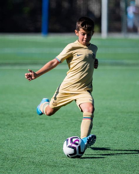 Kids Playing Football, Soccer Shoot, Soccer Training Workout, Soccer Kids, Kids Goals, Sport Portraits, Soccer Guys, Playing Football, Kids Soccer