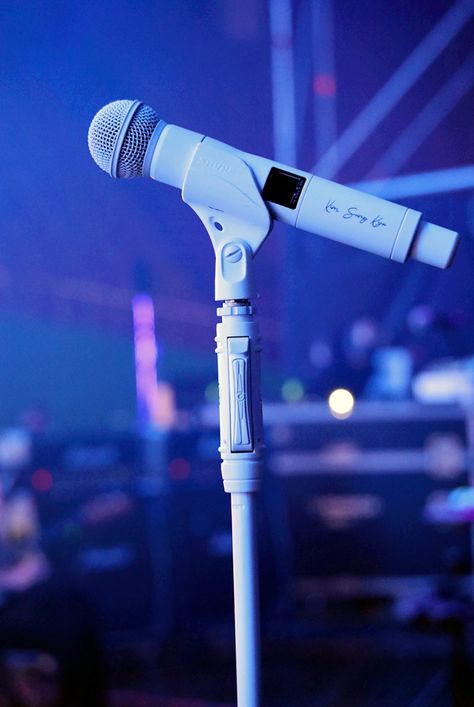 Microphone Stand Aesthetic, Mic Stand Aesthetic, Blue Mic, Music Mic, Famous Lifestyle, Blue Microphones, Career Vision Board, Dream Music, House Design Pictures