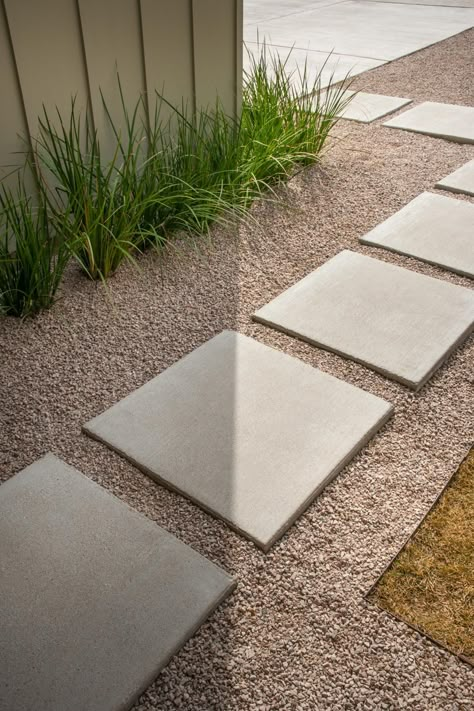 Placas de cimento com pedras (brita) no meio Concrete Pavers Walkway, Front Yard Walkway, Yard Remodel, Walkway Landscaping, Walkway Design, Modern Front Yard, Pathway Landscaping, Paver Walkway, Walkways Paths