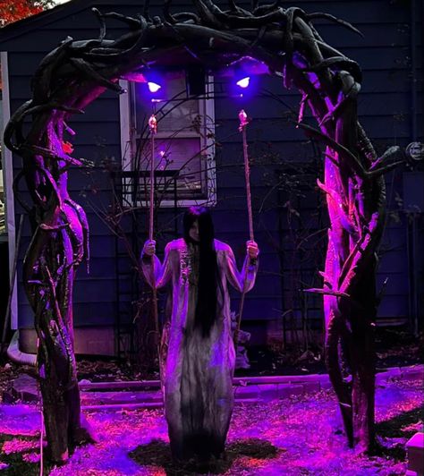 Scary Driveway Halloween, Jump Scare Halloween Decorations, Scary Backdrop Halloween Party, Haunted House Outside Decor, Paranormal Halloween Decorations, Farm Haunted House Ideas, Scary Halloween Entrance, Haunted Outdoor Decorations, Amazing Halloween Decorations