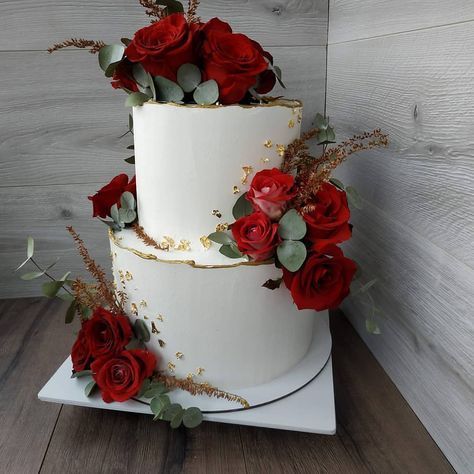 Red Wedding Cake Ideas, Red Rose Wedding Cake, Henna Cake, White And Gold Wedding Cake, Happy Anniversary Cakes, Gold Birthday Cake, Square Wedding Cakes, Small Wedding Cakes, Wedding Cake Roses