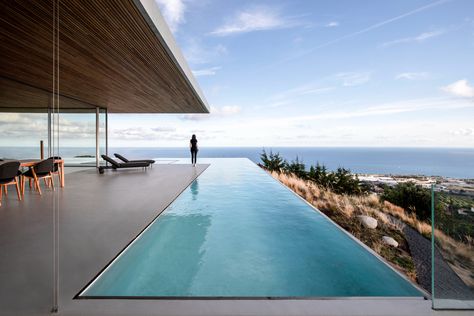 Modern Masterpieces: Unveiling 8 of the Most Emblematic Home Designs of Today - Architizer Journal Barcelona House, Infinity Pools, Architecture Modern, Pool Lights, Pool Photos, Luxury Pool, Pool Design, Modern Houses, Villa Design