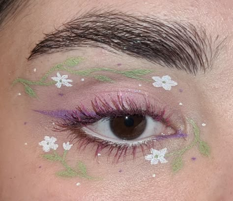 Green And Lilac Makeup, Pink And White Graphic Liner, Purple And Green Fairy Makeup, Pink And Green Eyeliner, Purple Graphic Liner Makeup, Cottagecore Fairy Makeup, Soft Pastel Makeup Looks, Fairy Graphic Liner, Flower Liner Makeup