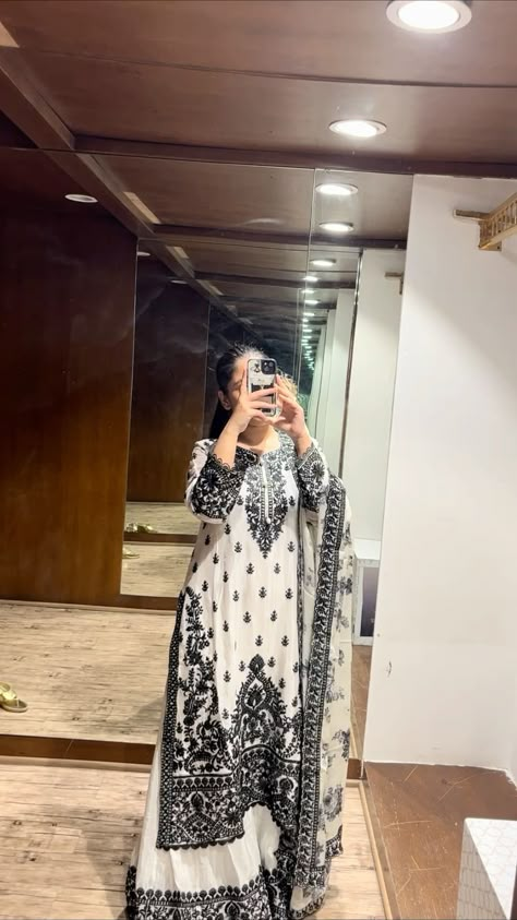 Eid Clothes, Simple Dress Casual, Trendy Outfits Indian, Velvet Dress Designs, New Relationship, Desi Fashion Casual, Pakistani Fancy Dresses, Chique Outfits, Beautiful Pakistani Dresses