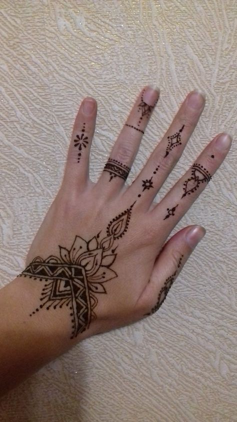 Henna Designs Simple Leg, Henna Design Ideas Simple, Henna Fingers Designs, Henna Hand Simple, Back Hand Tattoo Designs, Henna Disgn, Henna Tattoo Designs Simple Hands, Boho Meaning, Henna Tattoo Ideas Hand