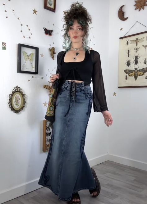 Long Jeans Skirt Outfit, Long Jeans Skirt, Long Skirt Jeans, Edgy Jeans, Skirt Grunge, Jean Skirt Outfits, Fashion Girly, Jean Skirts, Outfits Edgy