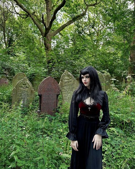 Trad Goth Photoshoot, Goth Victorian Outfits, Vampire Girl Outfit, Goth Senior Pictures, Macabre Outfit, Goth Photoshoot Ideas, Victorian Goth Outfits, Gothic Photoshoot Ideas, Nyc Fashion Aesthetic