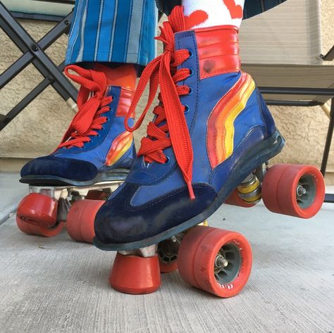 Retro Footwear: The Most Popular Styles Of the 1970s Retro Roller Skates, Roller Skate Shoes, Trending Heels, Men In Heels, Skate Party, Roller Girl, Fashion Moments, Frayed Jeans, Popular Styles