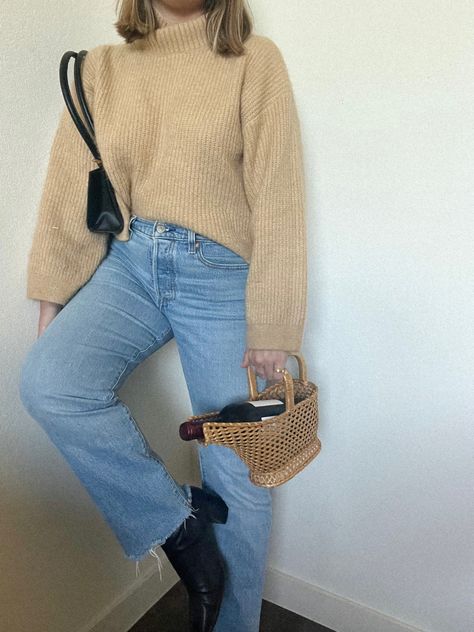 Fall casual outfit with turtleneck Beige Turtleneck Sweater Outfit, Beige Knit Turtleneck, Tan Turtleneck Outfits, Beige Turtleneck Outfit, Turtle Neck Sweater Outfit, Brown Turtleneck Outfit, Turtleneck Outfit Ideas, Outfits Turtleneck, Turtleneck Sweater Outfit