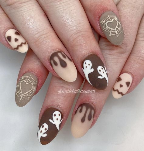 Brown Nails Halloween, Brown Halloween Nails Short, Brown Ghost Nails, Short Fall Manicure, Minimalistic Halloween Nails, Fall Hard Gel Nails, Halloween Fall Nails Ideas, Nails Acrylic Halloween Ideas, Manicure Ideas Short Nails