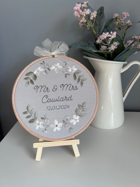 Save The Date Embroidery Hoop, Save The Date Embroidery, Mariage Cricut, Date Embroidery, Wedding Embroidery Hoop, Wedding Embroidery, Anniversary Flowers, Hand Embroidery Projects, Personalised Wedding