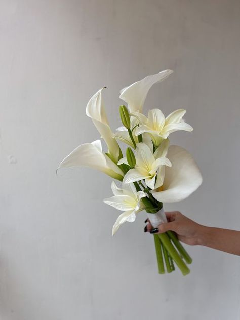 Calla Lily Bridal Bouquet, Lily Bridal Bouquet, Small Wedding Bouquets, Simple Wedding Bouquets, Calla Lily Bridal, Tulip Wedding, Calla Lily Bouquet, Orchid Bouquet, Lily Wedding