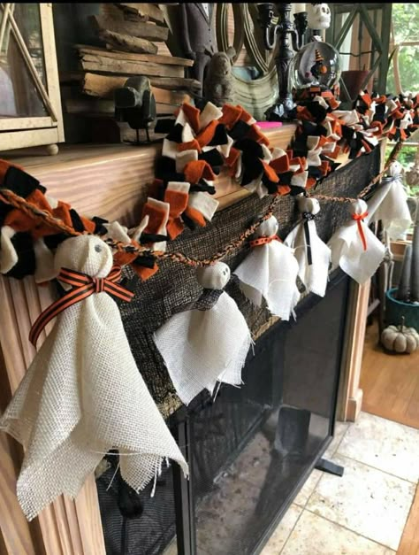 Spooky Garland Diy, Halloween Ghost Garland Diy, Cozy Halloween Decor Diy, Homemade Fall Garland Ideas, Fabric Ghost Garland, Diy Fall And Halloween Decorations, Autumn Bunting Diy, Easy Halloween Garland, Halloween Rag Garland