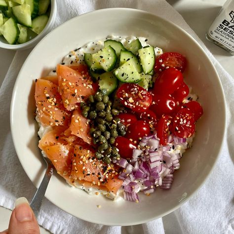 🥣 Make this Savory Cottage Cheese Bowl for a quick and nutritious meal! Packed with protein from the cottage cheese and smoked salmon and nutrients from the veggies, it’s a flavorful 5-minute fix that’s great for busy mornings or lunches. Plus, it’s gluten-free, grain-free, and low carb.✨ Find the recipe at healthymomhealthyfamily.com (link in bio) by searching ‘cottage cheese’ or comment ‘recipe’ and I’ll DM you the link. #breakfast #lunch #glutenfree #grainfree #lowcarb #quickandeasymeals... Healthy Breakfast Carb Free, Cottage Cheese And Salmon, Cottage Cheese Dinner Bowl, Salmon And Cottage Cheese, Meal Prep Cottage Cheese, Cottage Cheese Salmon Toast, Cottage Cheese Meals, Savory Cottage Cheese Bowl, Savory Cottage Cheese