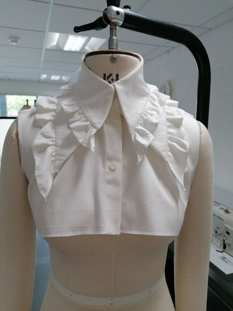 Collar collar with ruffles Uni Fashion, Fancy Collar, Sewing Collars, Shirt Collar Styles, Fake Collar, Pretty Shirts, Causual Outfits, Collar Pattern, Contrast Collar