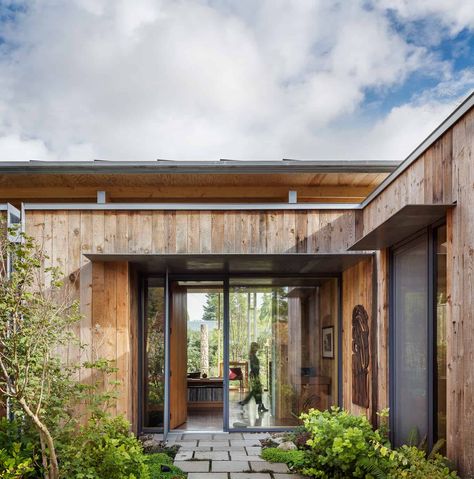 Net-zero cabin provides an urban refuge that communes with nature Olson Kundig, Zero Energy, Clerestory Windows, Mountain Lion, Wood Siding, Modern Cabin, Wood Interiors, City Living, City House