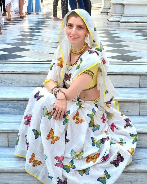 Foreigners In Vrindavan, Vrindavan Dress Look, Gopi Dress, Me Happy Birthday, Iskcon Vrindavan, Punjabi Wedding Couple, Desi Attire, Srila Prabhupada, India Culture