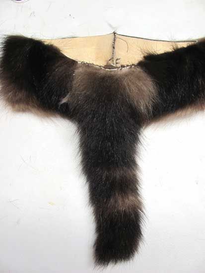 Craft Your Own Coonskin Cap – Mother Earth News Coonskin Cap, Felt Tip Markers, Hat Tutorial, Hat Patterns To Sew, Mother Earth News, Cloth Tape, Leather Dye, Diy Hat, Racoon