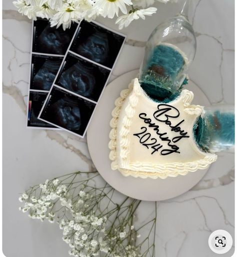 Birth Reveal Ideas, Gender Reveal Decorations Simple, Cake Reveal Gender Ideas, Gender Cake Reveal, Gender Reveal Photoshoot Ideas With Kids, Fun Gender Reveal Ideas For Siblings, Intamite Baby Gender Reveal, Cake Gender Reveal Photoshoot, Private Gender Reveal Ideas For Couple