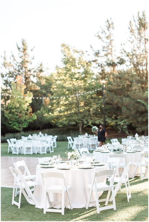 Outside Wedding Round Tables, White Chairs White Tablecloth Wedding, White Table Settings Wedding, Backyard White Wedding, Round Tables White Linen Wedding, White Wedding Chairs Reception, White Garden Chairs Wedding Reception, Outdoor Wedding Circle Tables, Outdoor Wedding White Chairs