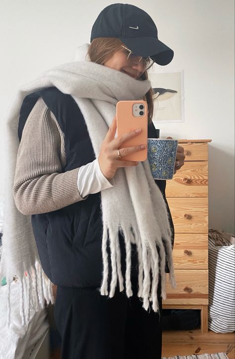 mirror selfie. Winter outfit. Huge white scarf over a plushy black vest. Blue coffee mug in the hand and a cap on the head Huge Scarf Outfit, Gray Scarf Outfit, Big Scarf Outfit, Huge Scarf, Nike Vest, Big Scarf, Clothing Aesthetic, Winter 22, Scarf Outfit