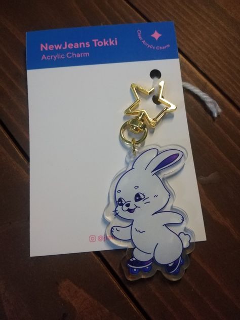 New jeans Keychain (At shoppee at jianinasantos shop) 🍓💕 New Jeans Keychain, Jeans Keychain, Keychain Metal, Acrylic Charms, Texts, Pins, Quick Saves