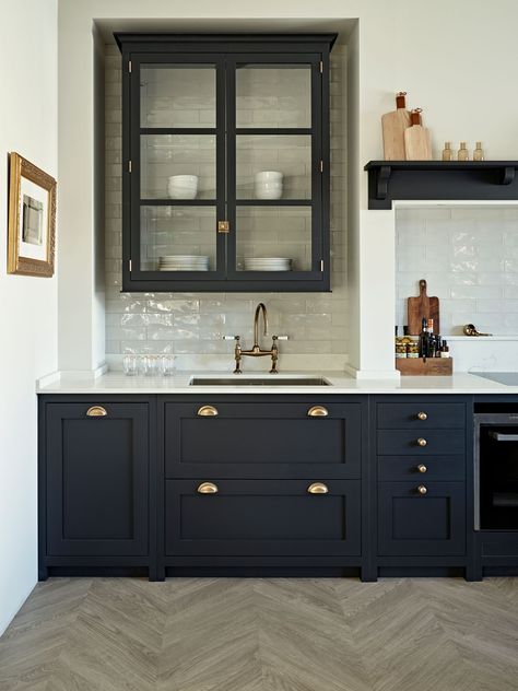 Dark Blue Kitchens, Model Dapur, Blue Kitchen Cabinets, Kabinet Dapur, Kitchens Luxury, Black Kitchen Cabinets, Kitchen Remodel Design, Classic Kitchen, Contemporary Kitchen Design