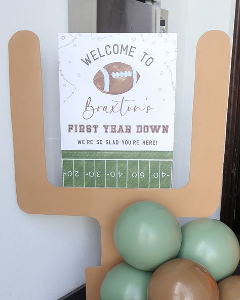 Braxton’s First Year Down 🏈 #football #footballtheme #footballthemeparty #firstyeardown #firstyeardowntheme #firstyeardown🏈 #firstbirthday #footballbackdrop #footballthemebackdrop #footballthemeballoons #footballthemeballoondecorations #footballballoongarland 1st Birthday Football Photoshoot, My Rookie Year First Birthday Football, First Year Down Birthday Party, First Year Down, 1st Birthday Football Theme, 1st Year Down Football Birthday, First Down Football Birthday Party, Football Themed First Birthday, First Year Down Football Birthday