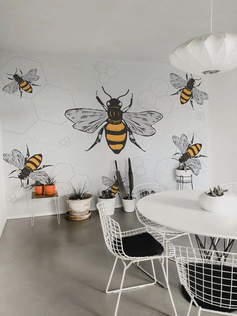 Bee Wall Painting, Bee Mural Ideas, Yellow Bee Wallpaper, Bee Mural, Playground Mural, Bee Wallpaper, Bee Room, Flying Bee, School Environment