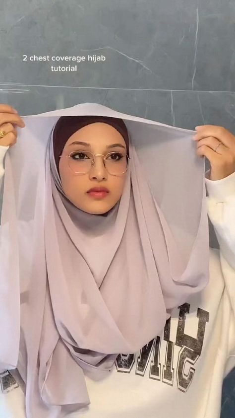 Hijab Glasses Style Tutorials, Hijab With Eyeglasses, How To Style Hijab With Glasses, Lose Hijab Style, No Pin Hijab Tutorials, Hijab Ideas How To Wear, Chest Covering Hijab Tutorial, Chest Coverage Hijab Tutorial, Jilbab Hijab Style