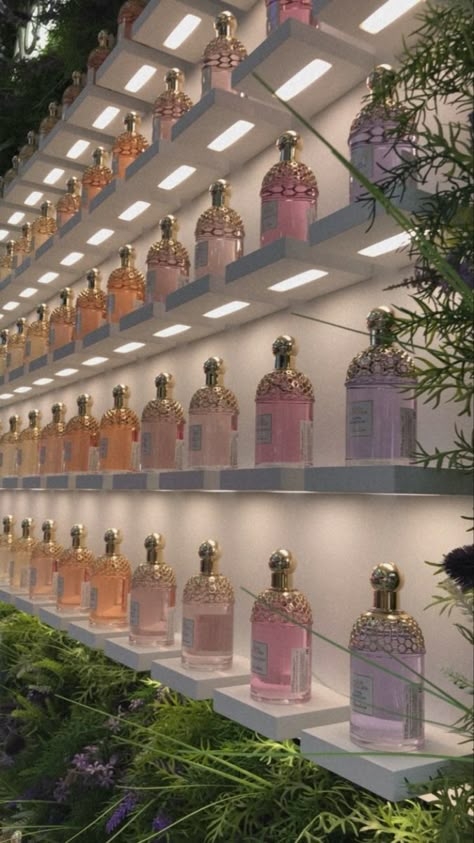 Perfume Store Interior Design, Perfume Shop Interior Design, Fragrance Retail, Perfume Dispenser, Guerlain Perfume, Koleksi Parfum, Seni Resin, Fragrance Lab, Fragrance Store