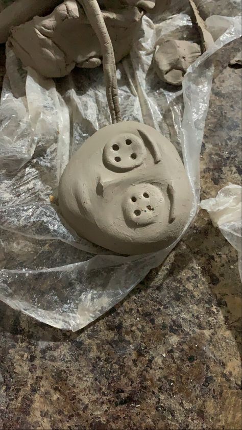 Coraline Ceramic Ideas, Coraline Pottery, Coraline Ceramics, Clay Mask Ideas, Ceramic Masks Ideas, Ceramics Mask, Coraline Diy, Clay Mask Art, Ceramic Masks