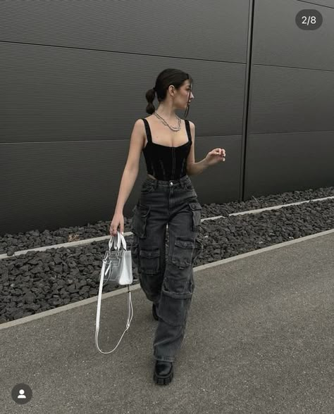 Rate This Cargo pant outfit From ⭐1~10. SAVE & FOLLOW i will update everyweek. Outfit Rock, How To Style Cargo Pants, Outfit Kpop, Outfits Con Jeans, Fest Outfits, Casual College Outfits, Cargo Pants Outfit, Everyday Fashion Outfits, Casual Day Outfits