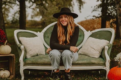 Senior girl sitting on green vintage Victorian style couch wearing a hat Antique Sofa Photoshoot, Couch Mini Session, Couch Family Photoshoot Outdoor, Fall Couch Photoshoot, Green Couch Photoshoot, Velvet Couch Photoshoot, Vintage Couch Photoshoot, Couch Poses Photography, Sofa Photoshoot