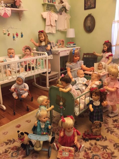 Paulette’s doll room Vintage Doll Display, Vintage Toy Display, Dolls Cute, Doll Museum, Baby Doll Nursery, Doll Room, Antique Doll Dress, Doll Scenes