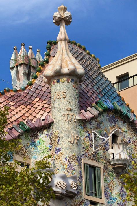 Gaudi Art, Gaudi Buildings, Diner Aesthetic, Gaudi Architecture, Barcelona Architecture, French Music, Antonio Gaudí, Rufus Sewell, Colorful Places